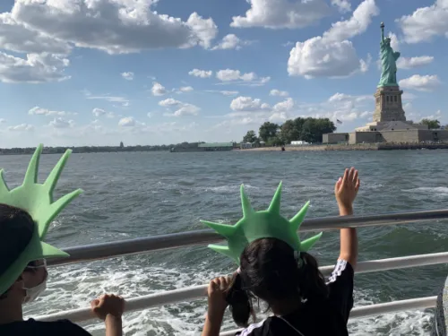 ニューヨーク湾から見た自由の女神像と青空が広がるニューヨークの風景