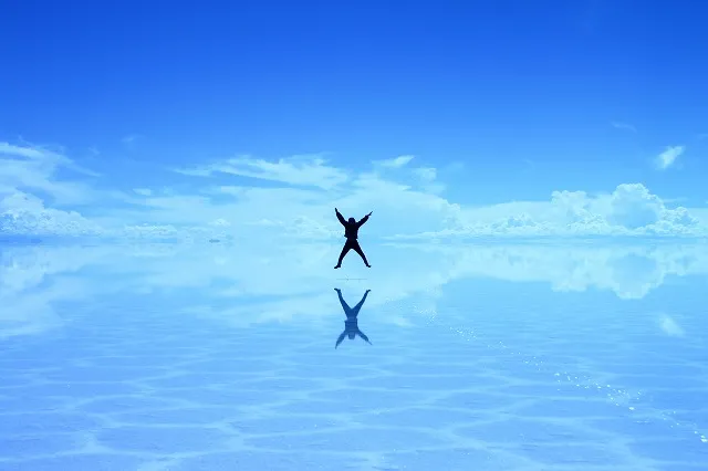 なぜ“天空の鏡”と呼ばれるのか