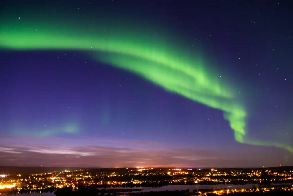 オーロラ観測には「出やすい時間帯」があります。