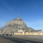 青空の下にたたずむモン・サン・ミッシェルの全景