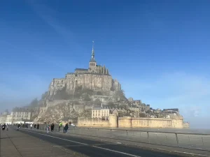 青空の下にたたずむモン・サン・ミッシェルの全景
