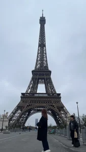 青空の下にそびえるエッフェル塔を下から見上げた風景