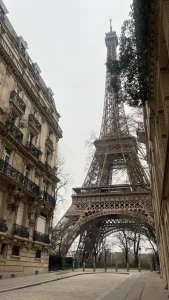 パリの街角から見上げるエッフェル塔