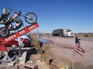 ルート66の看板とアメリカ西部のロードトリップ風景