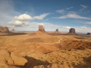 モニュメントバレーの赤い岩山と広大な砂漠風景