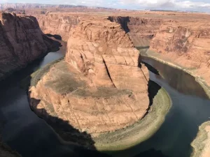 ホースシューベンドの曲がりくねるコロラド川の絶景