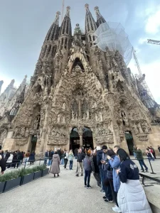 バルセロナのサグラダ・ファミリアを訪れる旅行者たち