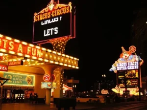 ラスベガスのネオン街とカジノの夜景