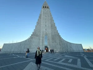 レイキャビックのハットルグリムス教会前に立つ旅行者