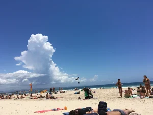 バイロンベイの青空とビーチ