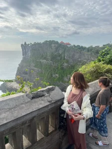 バリの海沿いの絶景スポットで海を眺める旅行者