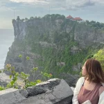 バリの海沿いの絶景スポットで海を眺める旅行者