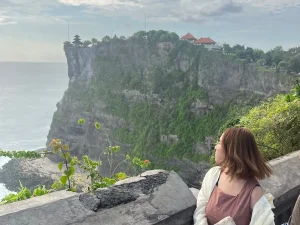 バリの海沿いの絶景スポットで海を眺める旅行者