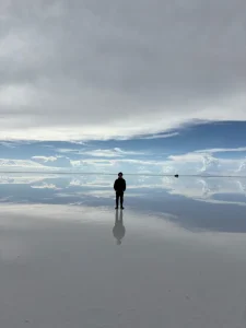 ボリビア・ウユニ塩湖の水鏡