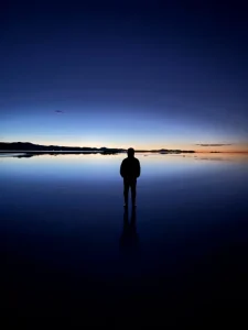 ボリビア・ウユニ塩湖の水鏡と夜空の風景