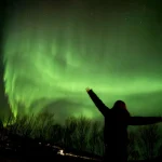 アイスランドの夜空に広がるオーロラ