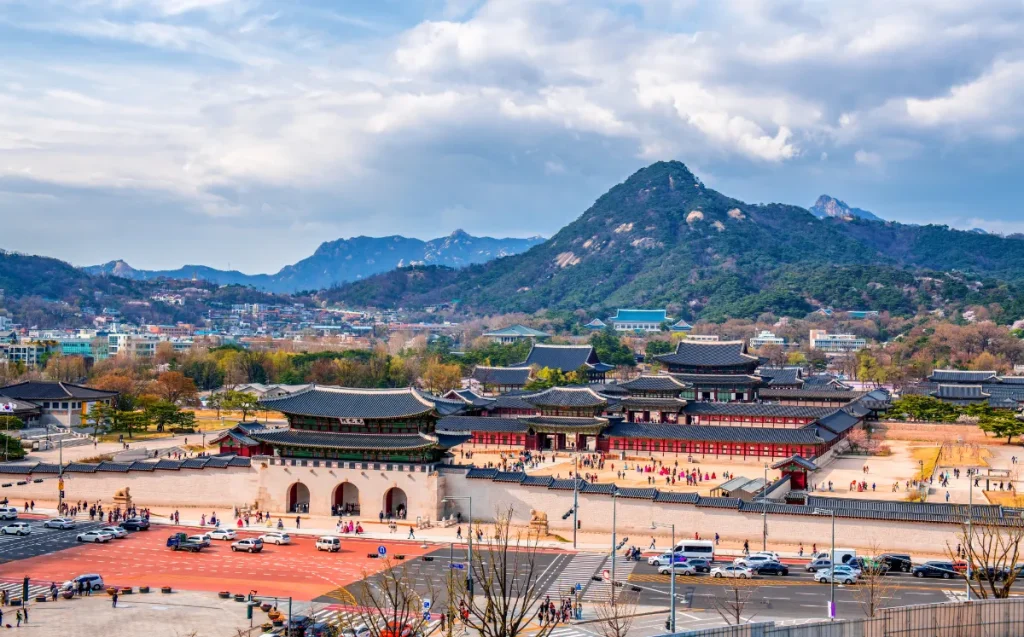 韓国・ソウルの景福宮と市街地の風景｜伝統と都市が融合する観光地