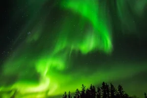 カナダ・イエローナイフの夜空に広がるグリーンオーロラ（北極光）