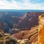 アメリカ・グランドキャニオンの壮大な渓谷とコロラド川
