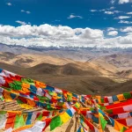 ネパール・ヒマラヤ山脈とカラフルな祈祷旗の風景|絶景トレッキングエリア