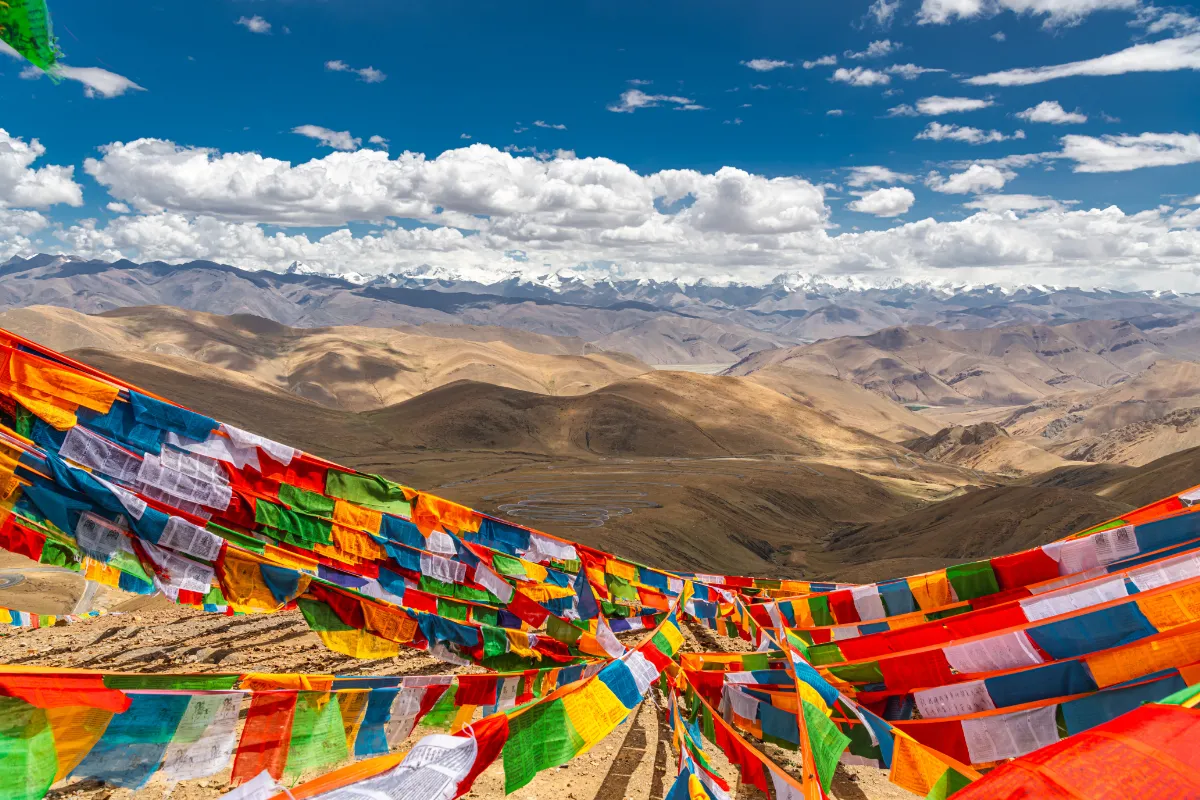 ネパール・ヒマラヤ山脈とカラフルな祈祷旗の風景｜絶景トレッキングエリア