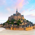 モンサンミッシェルの全景と干潟に囲まれた修道院(フランス)