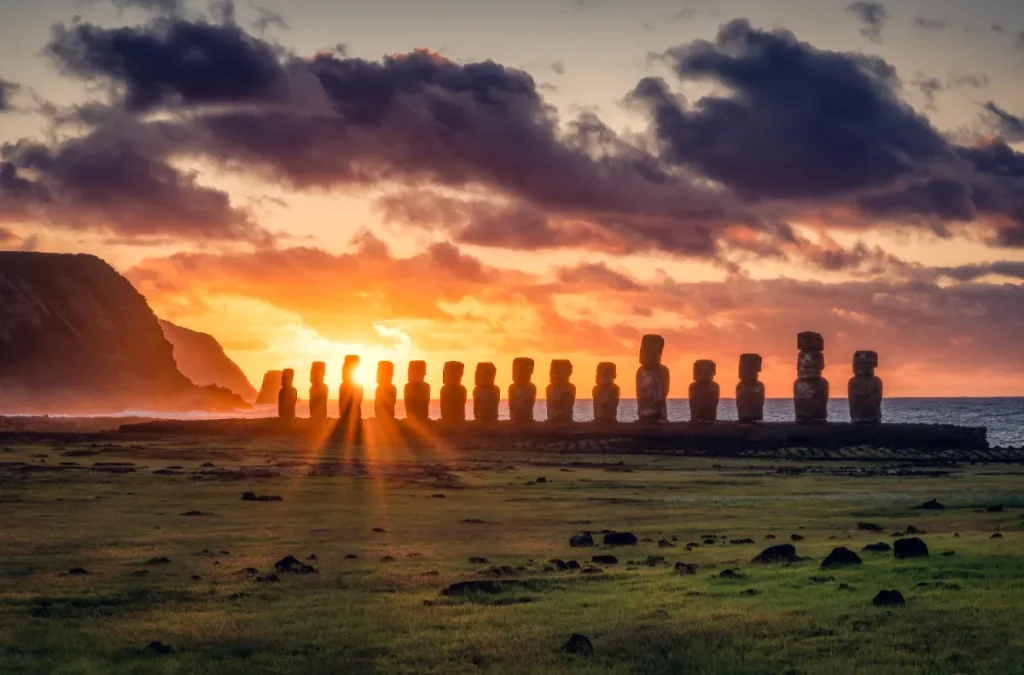 イースター島アフ・トンガリキのモアイと朝日