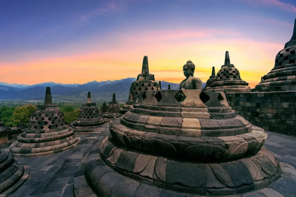 インドネシア・ボロブドゥール遺跡の仏塔と夕焼け｜世界遺産の絶景寺院