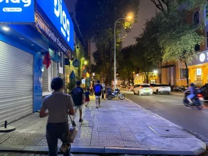 夜の街を歩いて観光を楽しむ家族旅行者