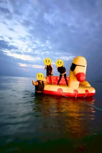 フーコック島の海でアクティビティを楽しむ家族旅行