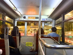 東南アジアの公共交通機関の車内から街を眺める旅行者