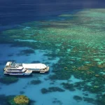 ケアンズ沖のグレートバリアリーフに浮かぶ船と美しいサンゴ礁