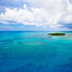 グリーン島周辺に広がるグレートバリアリーフの青い海とサンゴ礁
