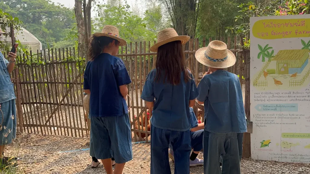 子連れ家族旅行で牧場体験を楽しむ子どもたち