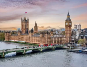 ロンドンのビッグベンとウェストミンスター橋を望む夕景