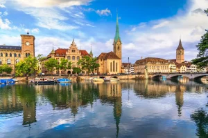 スイス・チューリヒ旧市街とリマト川沿いの街並み