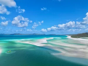 ハミルトン島近郊のホワイトヘブンビーチに広がる白砂と美しい海