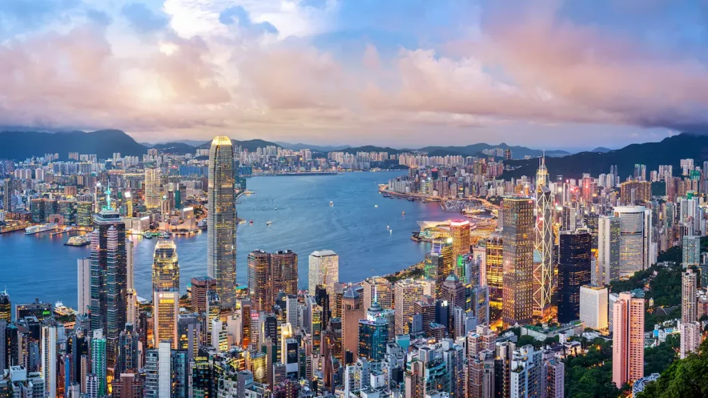 香港の高層ビル群と湾岸の街並みを望む夕景