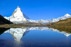 スイス・マッターホルンと湖面に映るアルプスの風景
