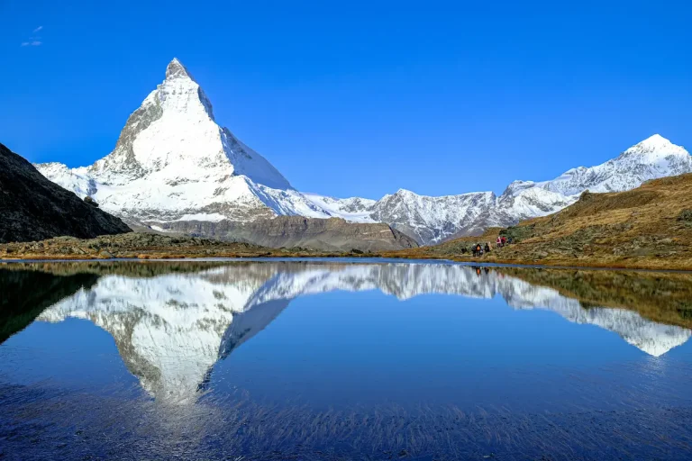 スイス・マッターホルンと湖面に映るアルプスの風景