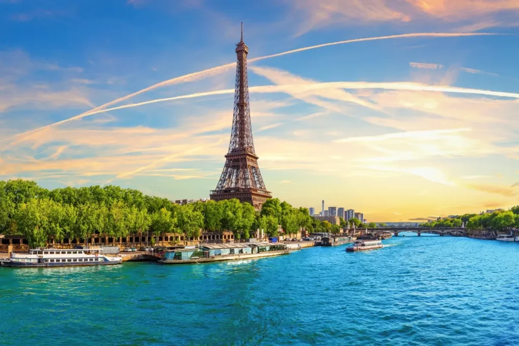 フランス・パリのエッフェル塔と青空が広がる街並み