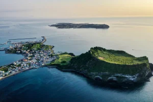 韓国・済州島の城山日出峰と海岸線を望む風景