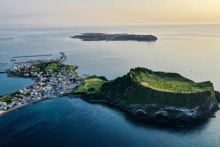 韓国・済州島の城山日出峰と海岸線を望む風景