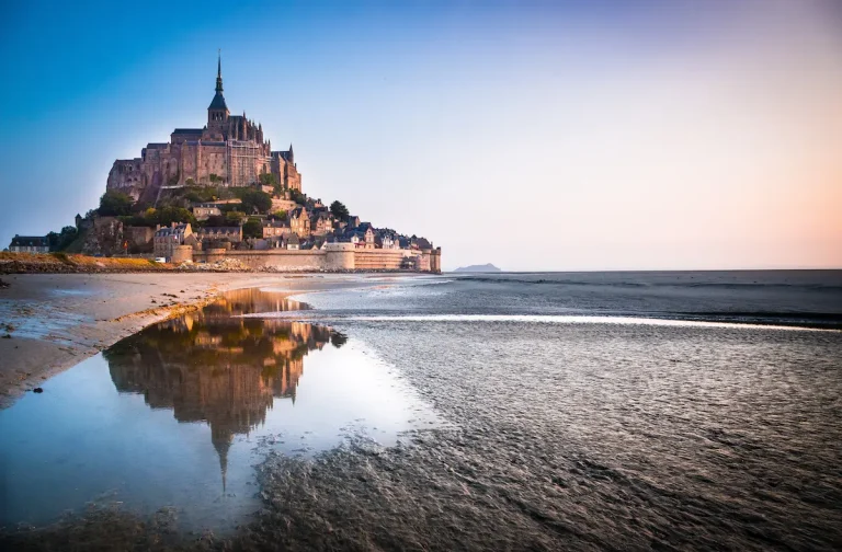 フランス・モンサンミッシェルと水辺に映る幻想的な夕景
