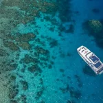 ケアンズ沖のグレートバリアリーフ上空から見た、青い海と船の絶景風景