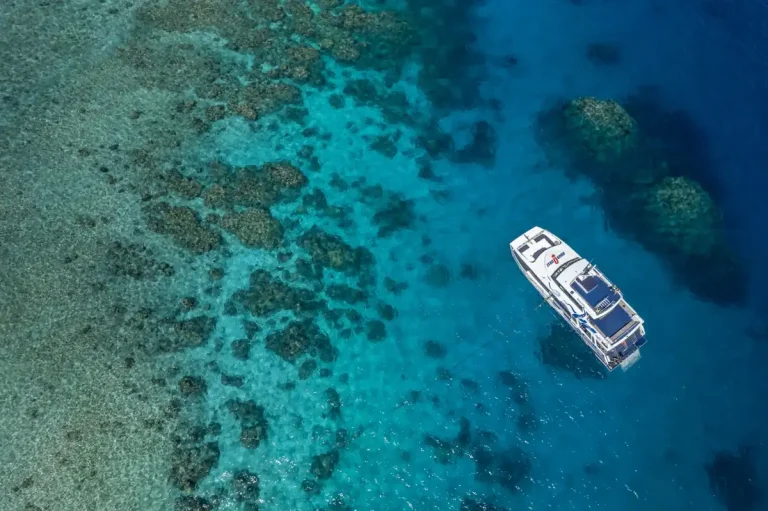 ケアンズ沖のグレートバリアリーフ上空から見た、青い海と船の絶景風景