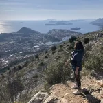 ドブロブニクの高台からアドリア海と島々を望むクロアチア旅行の風景