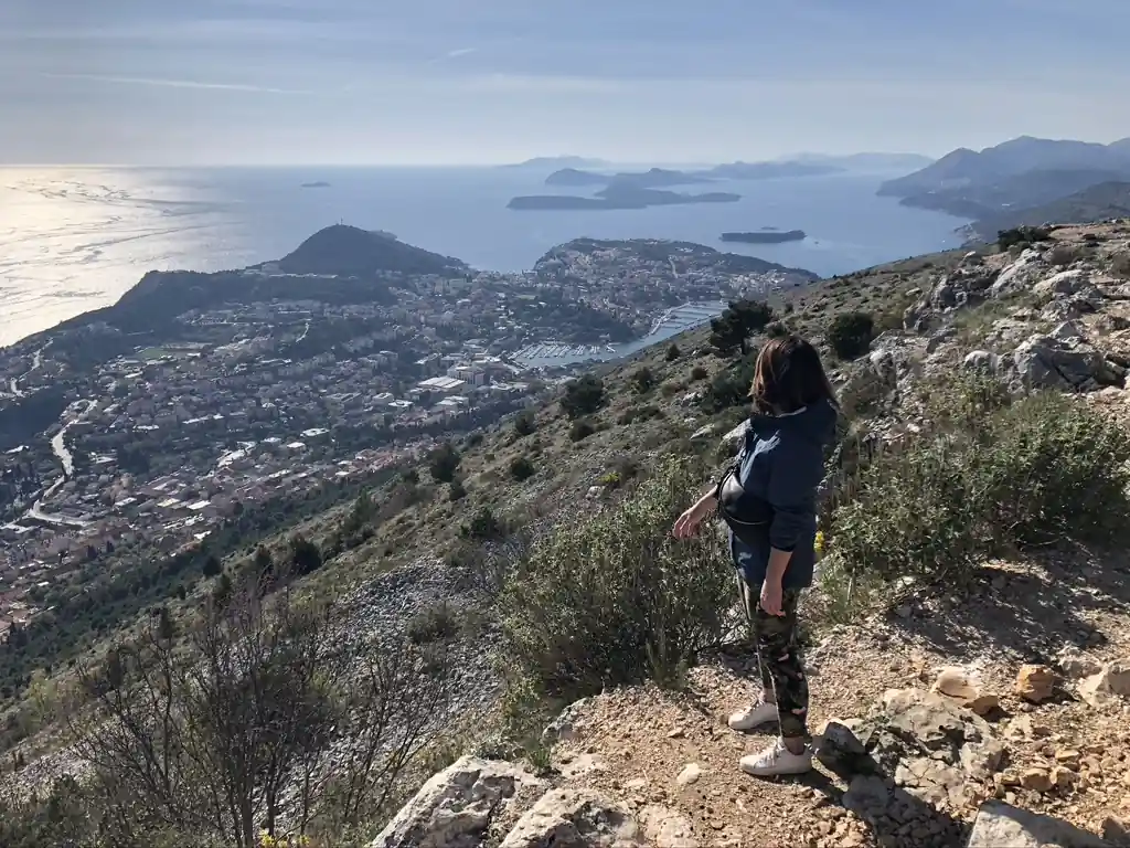 ドブロブニクの高台からアドリア海と島々を望むクロアチア旅行の風景
