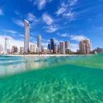 透明な海越しに見えるゴールドコーストの高層ビル群と青空