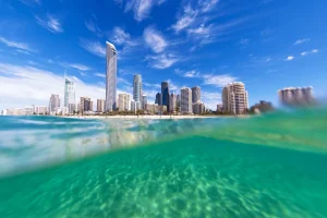 透明な海越しに見えるゴールドコーストの高層ビル群と青空